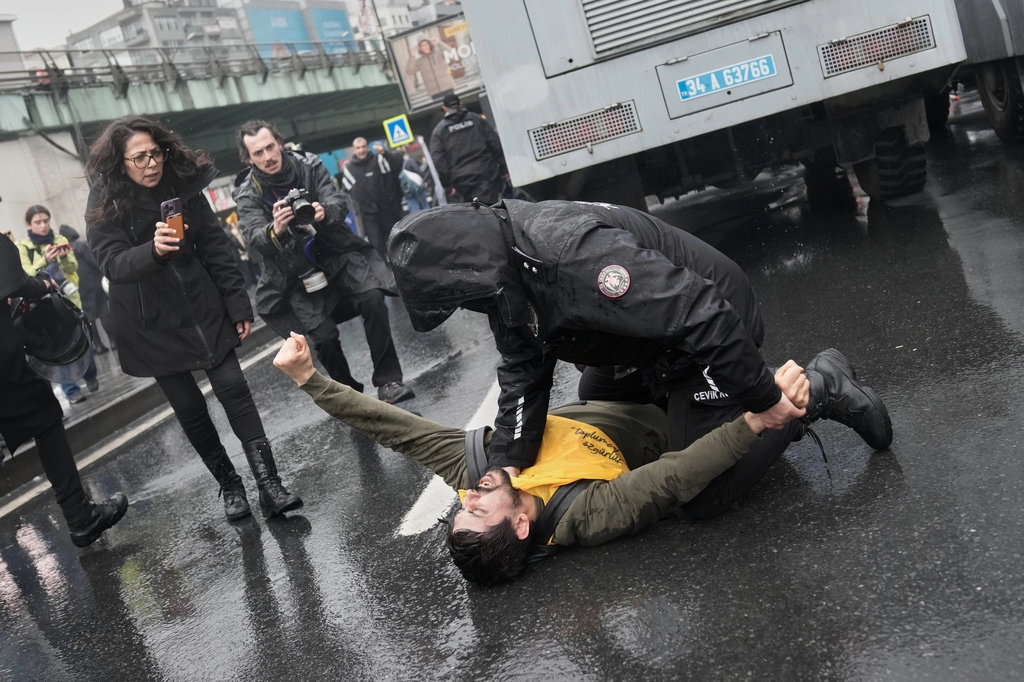 Sukob policije i demonstranata na prvomajskom protestu